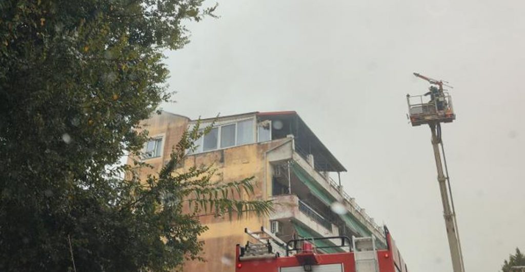 Ισχυρή καταιγίδα σάρωσε την Κέρκυρα: Πλημμύρισαν σπίτια, φωτιά από κεραυνό σε πολυκατοικία και προβλήματα σε πτήσεις