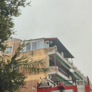 Ισχυρή καταιγίδα σάρωσε την Κέρκυρα: Πλημμύρισαν σπίτια, φωτιά από κεραυνό σε πολυκατοικία και προβλήματα σε πτήσεις
