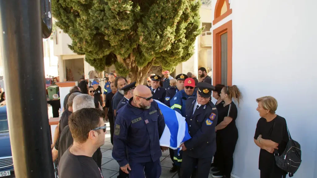 Ρόδος: Σε κλίμα συγκίνησης το τελευταίο «αντίο» στον πυροσβέστη Πέτρο Διακάκη