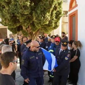 Ρόδος: Σε κλίμα συγκίνησης το τελευταίο «αντίο» στον πυροσβέστη Πέτρο Διακάκη