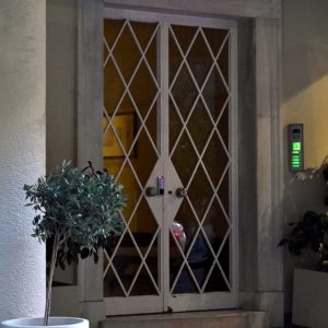 Ο τιμοκατάλογος της κλινικής όπου πέθανε ο Μαζωνάκης: Από τα 300 ευρώ της επίσκεψης έως τις θεραπείες των 10.000 ευρώ