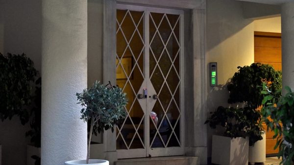 Ο τιμοκατάλογος της κλινικής όπου πέθανε ο Μαζωνάκης: Από τα 300 ευρώ της επίσκεψης έως τις θεραπείες των 10.000 ευρώ