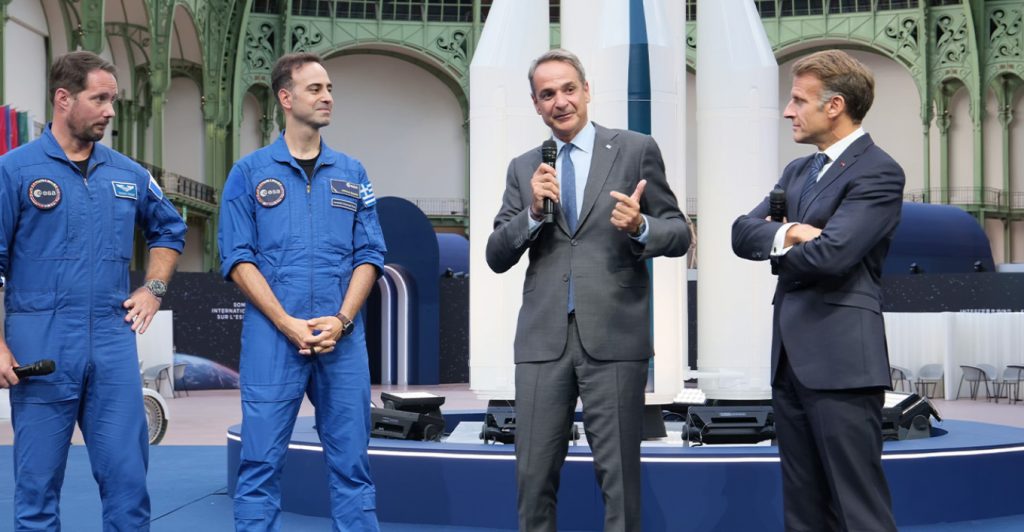 Παρίσι: Ο Μητσοτάκης παρουσίασε ενώπιον του Μακρόν τον πρώτο Έλληνα αστροναύτη που θα πάει στο διάστημα