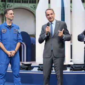Παρίσι: Ο Μητσοτάκης παρουσίασε ενώπιον του Μακρόν τον πρώτο Έλληνα αστροναύτη που θα πάει στο διάστημα
