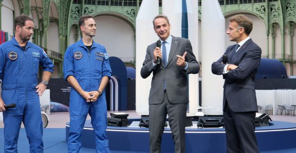 Παρίσι: Ο Μητσοτάκης παρουσίασε ενώπιον του Μακρόν τον πρώτο Έλληνα αστροναύτη που θα πάει στο διάστημα