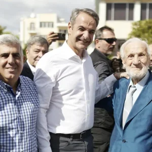 Περιοδεία Μητσοτάκη στον Ασπρόπυργο και μήνυμα συνεργασίας με την Αυτοδιοίκηση: «Εδώ γίνεται καλή δουλειά» – Η ατάκα για τη γιορτή του
