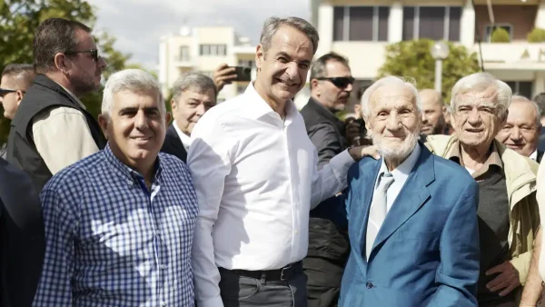 Περιοδεία Μητσοτάκη στον Ασπρόπυργο και μήνυμα συνεργασίας με την Αυτοδιοίκηση: «Εδώ γίνεται καλή δουλειά» – Η ατάκα για τη γιορτή του