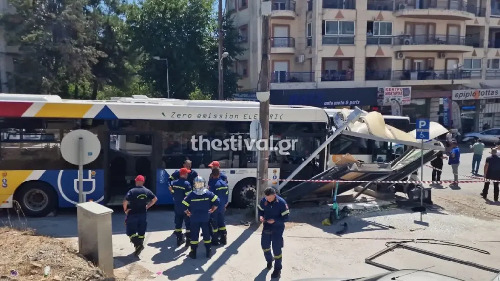 Θεσσαλονίκη: Ηλεκτρικό λεωφορείο έπεσε πάνω σε στάση – 4 τραυματίες