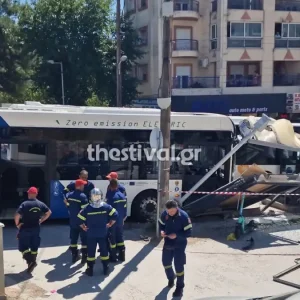 Θεσσαλονίκη: Ηλεκτρικό λεωφορείο έπεσε πάνω σε στάση – 4 τραυματίες