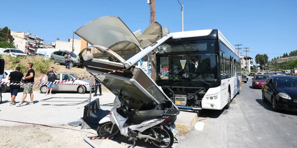 Τροχαίο με λεωφορείο στη Νεάπολη: Εξιτήριο σήμερα για την 62χρονη - Νοσηλεύεται στο Παπαγεωργίου η 21 ετών τραυματίας