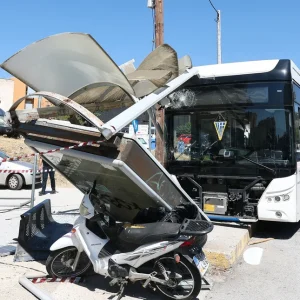 Τροχαίο με λεωφορείο στη Νεάπολη: Εξιτήριο σήμερα για την 62χρονη - Νοσηλεύεται στο Παπαγεωργίου η 21 ετών τραυματίας