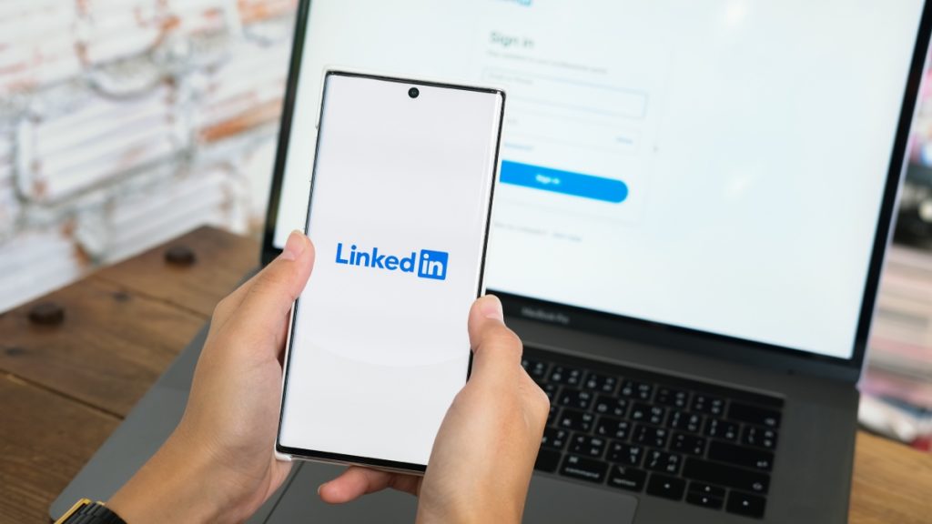 Πώς το LinkedIn μετατράπηκε κατά λάθος σε εφαρμογή γνωριμιών - Networking ή φλερτ; Μια νέα γκρίζα ζώνη