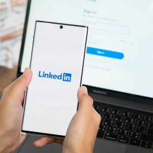 Πώς το LinkedIn μετατράπηκε κατά λάθος σε εφαρμογή γνωριμιών - Networking ή φλερτ; Μια νέα γκρίζα ζώνη