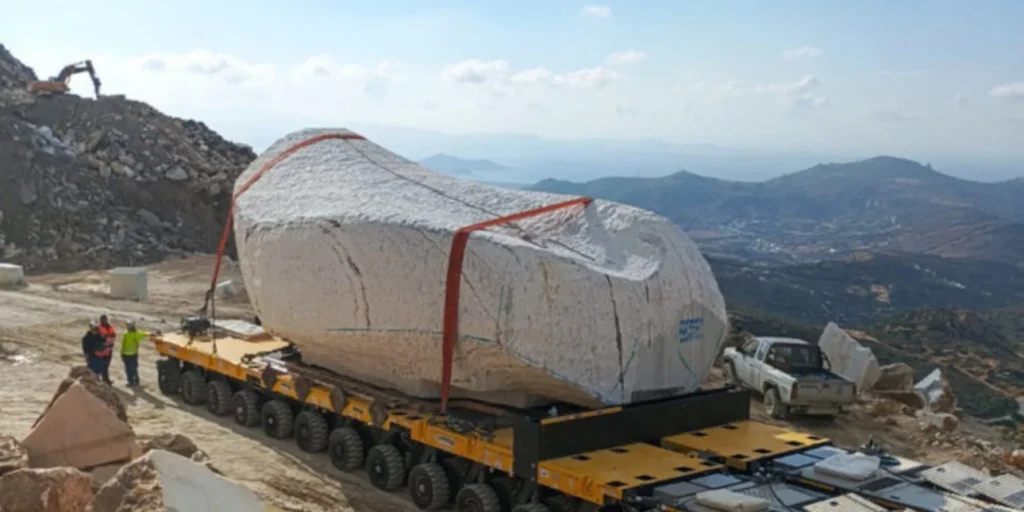 Επιχείρηση-μαμούθ: Ένα μονολιθικό γλυπτό 500 τόνων, η «Λύρα της Νάξου», ξεκίνησε το ταξίδι της για την Ελβετία (ΦΩΤΟ - ΒΙΝΤΕΟ)