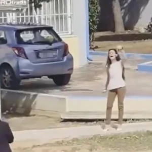 Σε σοβαρή κατάσταση η διευθύντρια του νηπιαγωγείου στα Άνω Λιόσια μετά την επίθεση από Ρομά, λέει η Διεύθυνση Εκπαίδευσης