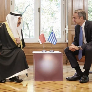 Συνάντηση Μητσοτάκη με τον βασιλιά του Μπαχρέιν στο Μαξίμου με έμφαση σε επενδύσεις και ασφάλεια