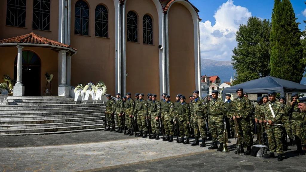 Θρήνος στα Γιάννενα στο τελευταίο αντίο στον σμηναγό Δημήτριο Πέτρου που σκοτώθηκε στην Τανάγρα