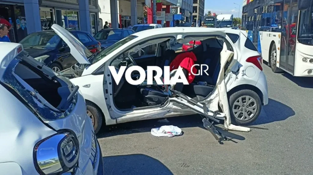 Θεσσαλονίκη: 30χρονος έπαθε επιληπτική κρίση στο τιμόνι, παρέσυρε τρία αυτοκίνητα και μηχανάκι - Δείτε φωτογραφίες και βίντεο