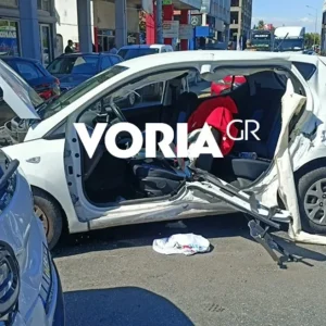 Θεσσαλονίκη: 30χρονος έπαθε επιληπτική κρίση στο τιμόνι, παρέσυρε τρία αυτοκίνητα και μηχανάκι - Δείτε φωτογραφίες και βίντεο