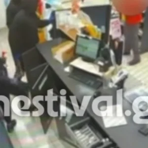 Καρέ καρέ η στιγμή που οι τρεις ληστές εισβάλλουν με τσεκούρι και λοστό σε βενζινάδικο στη Θεσσαλονίκη, δείτε βίντεο
