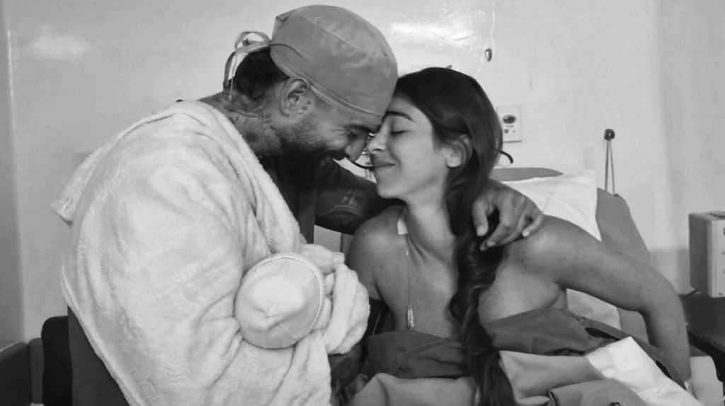 Ο Maluma έγινε πατέρας για δεύτερη φορά - H φωτογραφία με τη σύντροφό του και το νεογέννητο