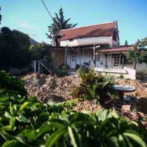 Βρέθηκε η σορός της 90χρονης μέσα σε σεντόνια στο υπόγειο του σπιτιού της οικογένειας στον Μαραθώνα