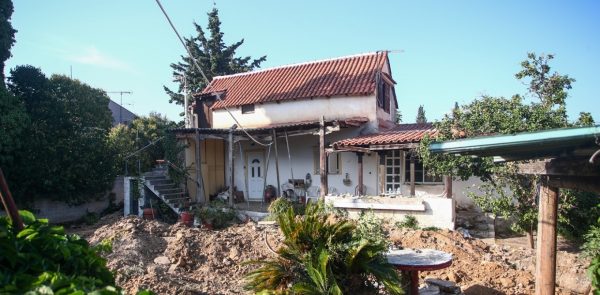 «Δεν θυμάμαι πού την έβαλα, είναι προσωπικά θέματα αυτά» λέει η 68χρονη από τον Μαραθώνα που είπε ότι έθαψε τη μητέρα της για να παίρνει τη σύνταξη