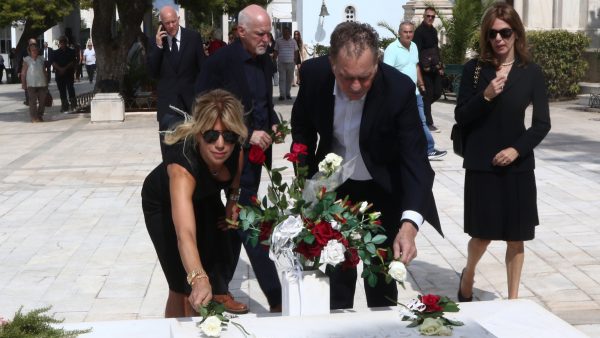 Μαργαρίτα Παπανδρέου: Συγκίνηση στο Α' Νεκροταφείο - Με δάκρυα ο επικήδειος της εγγονής της - «Για μένα ήσουν η γιαγιά μου»