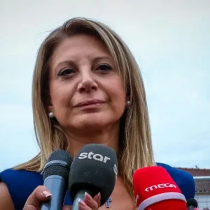 Μαρία Καρυστιανού στη δίκη για τα Τέμπη: Γιατί δεν υπάρχουν όλοι οι κατηγορούμενοι στη δίκη – Να μάθουμε την ουσία που έκαψε τα θύματα