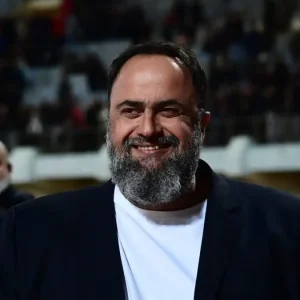 Η κόντρα των Βαγγέλη Μαρινάκη και Ιβάν Σαββίδη για τα τηλεοπτικά και το πουρμπουάρ των 100.000 ευρώ στη σερβιτόρα