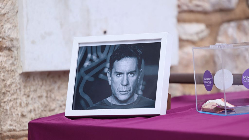 Η Νίκαια «δακρύζει» για το δικό της παιδί - Χιλιάδες κόσμου αποχαιρετούν τον Γιώργο Μαζωνάκη, πλήθος επωνύμων στην κηδεία - Δείτε live