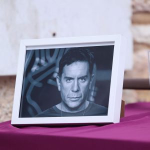 Η Νίκαια «δακρύζει» για το δικό της παιδί - Χιλιάδες κόσμου αποχαιρετούν τον Γιώργο Μαζωνάκη, πλήθος επωνύμων στην κηδεία - Δείτε live
