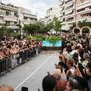 Λαϊκή αγρυπνία για τον Γιώργο Μαζωνάκη: «Αθάνατος!» φώναζαν οι χιλιάδες κόσμου στην Αγία Τριάδα Νίκαιας όταν έφτασε η σορός του, δείτε live εικόνα