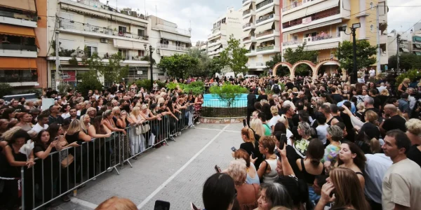 Λαϊκή αγρυπνία για τον Γιώργο Μαζωνάκη: «Αθάνατος!» φώναζαν οι χιλιάδες κόσμου στην Αγία Τριάδα Νίκαιας όταν έφτασε η σορός του, δείτε live εικόνα