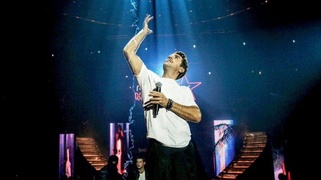 «Όσο ζω, Μαζώ» - Το παιδί από τη Νίκαια που κατέκτησε τη νύχτα