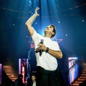 «Όσο ζω, Μαζώ» - Το παιδί από τη Νίκαια που κατέκτησε τη νύχτα