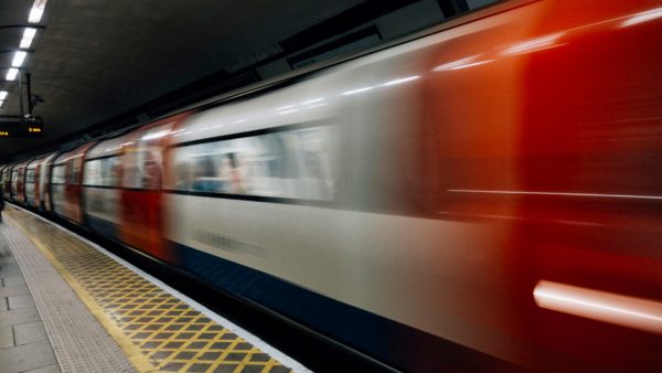 Νέα Υόρκη: Επιβάτης του μετρό βρήκε φρικτό θάνατο – Το σακίδιό του πιάστηκε στην πόρτα του συρμού