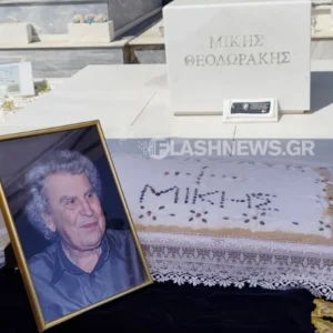 Σε κλίμα συγκίνησης το ετήσιο μνημόσυνο του Μίκη Θεοδωράκη στον Γαλατά, δείτε βίντεο και φωτογραφίες