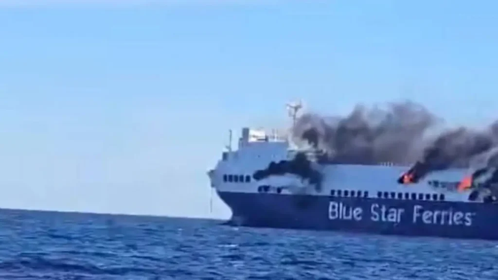 Φωτιά σε φορτηγό πλοίο βόρεια της Μυκόνου, καλά στην υγεία τους οι 29 επιβαίνοντες, μεταφέρονται στην Τήνο