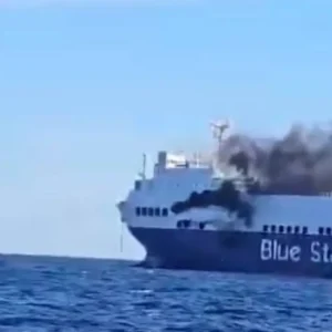 Φωτιά σε φορτηγό πλοίο βόρεια της Μυκόνου, καλά στην υγεία τους οι 29 επιβαίνοντες, μεταφέρονται στην Τήνο