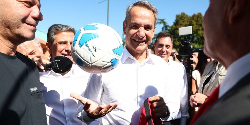 Η ξενάγηση Μητσοτάκη στα περίπτερα της ΔΕΘ -Η συνάντηση με ρομπότ, τα δώρα που έλαβε, οι ατάκες