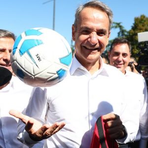 Η ξενάγηση Μητσοτάκη στα περίπτερα της ΔΕΘ -Η συνάντηση με ρομπότ, τα δώρα που έλαβε, οι ατάκες