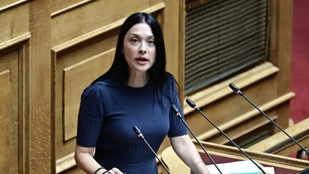 Η Γιαννακοπούλου «αδειάζει» τον Φαραντούρη για τη Σδούκου: «Η φράση “χαριεντίζεσαι με υπουργούς” έχει υπονοούμενα»