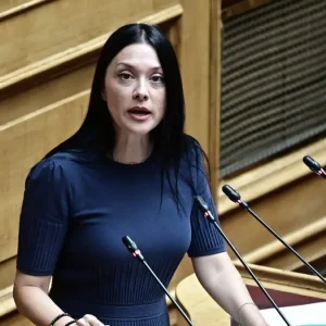 Η Γιαννακοπούλου «αδειάζει» τον Φαραντούρη για τη Σδούκου: «Η φράση “χαριεντίζεσαι με υπουργούς” έχει υπονοούμενα»