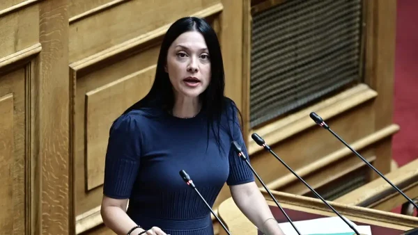 Η Γιαννακοπούλου «αδειάζει» τον Φαραντούρη για τη Σδούκου: «Η φράση “χαριεντίζεσαι με υπουργούς” έχει υπονοούμενα»