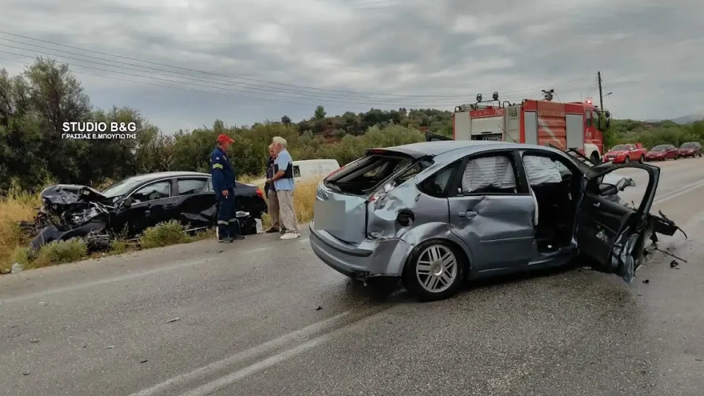 Τροχαίο στο Ναύπλιο: Σε άμορφη μάζα σιδηρικών μετατράπηκαν δύο αυτοκίνητα μετά από σύγκρουση – Τρεις τραυματίες