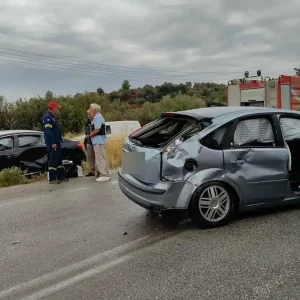 Τροχαίο στο Ναύπλιο: Σε άμορφη μάζα σιδηρικών μετατράπηκαν δύο αυτοκίνητα μετά από σύγκρουση – Τρεις τραυματίες