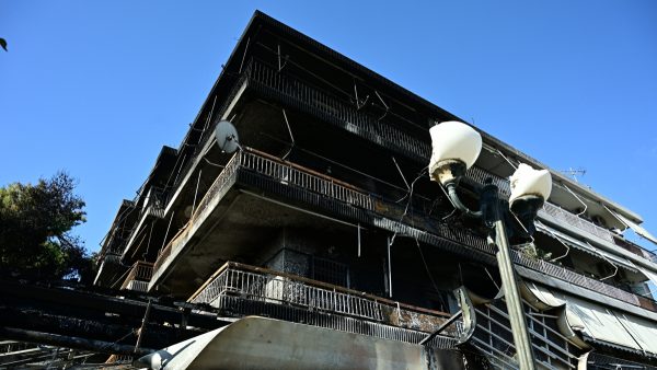 Νέα Ιωνία: Σε απόγνωση οι ένοικοι της πολυκατοικίας μετά τη φωτιά - Κανείς δεν έχει γυρίσει σπίτι του, πού θα μείνουν
