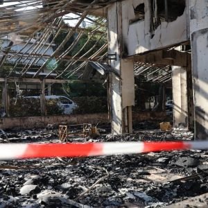 Νέα Ιωνία: Έσπασαν τις τζαμαρίες, έριξαν εύφλεκτο υγρό και πυρπόλησαν την καφετέρια -Τα σενάρια που εξετάζει η ΕΛΑΣ για την επίθεση
