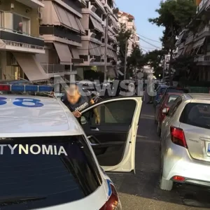 Συναγερμός στη Νίκαια: Οπλισμένος άνδρας κρατά όμηρο μια γυναίκα μέσα στο σπίτι του